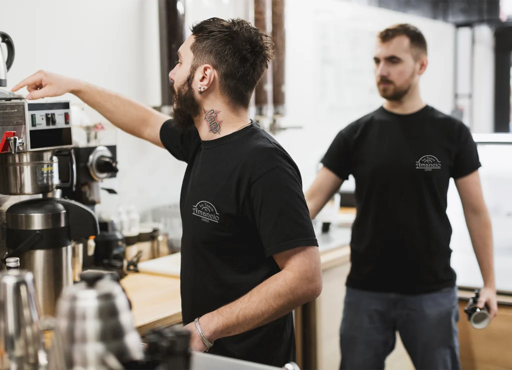Ropa laboral personalizada que mejora la imagen profesional de tu empresa y genera confianza en los clientes