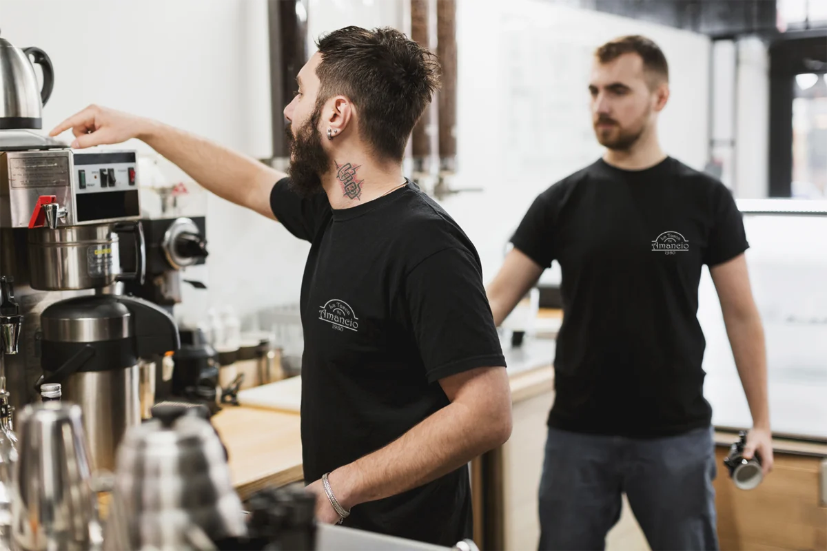 Ropa laboral personalizada que mejora la imagen profesional de tu empresa y genera confianza en los clientes